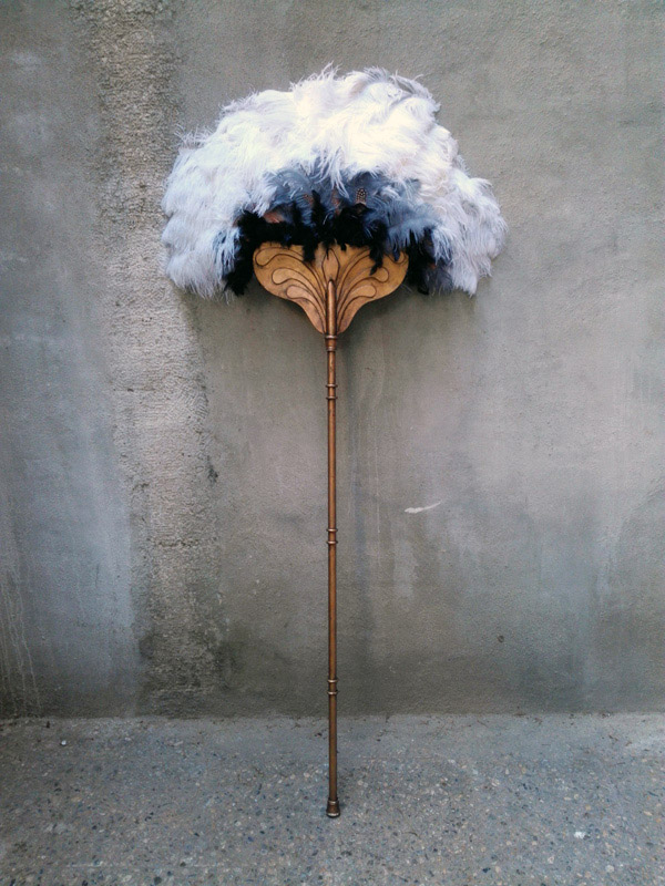 abanico flabelo plumas 2piezas madera 205x95 1u